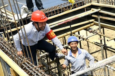 天水在線專訪天水商貿(mào)城的建設(shè)者:木工班班長(圖)