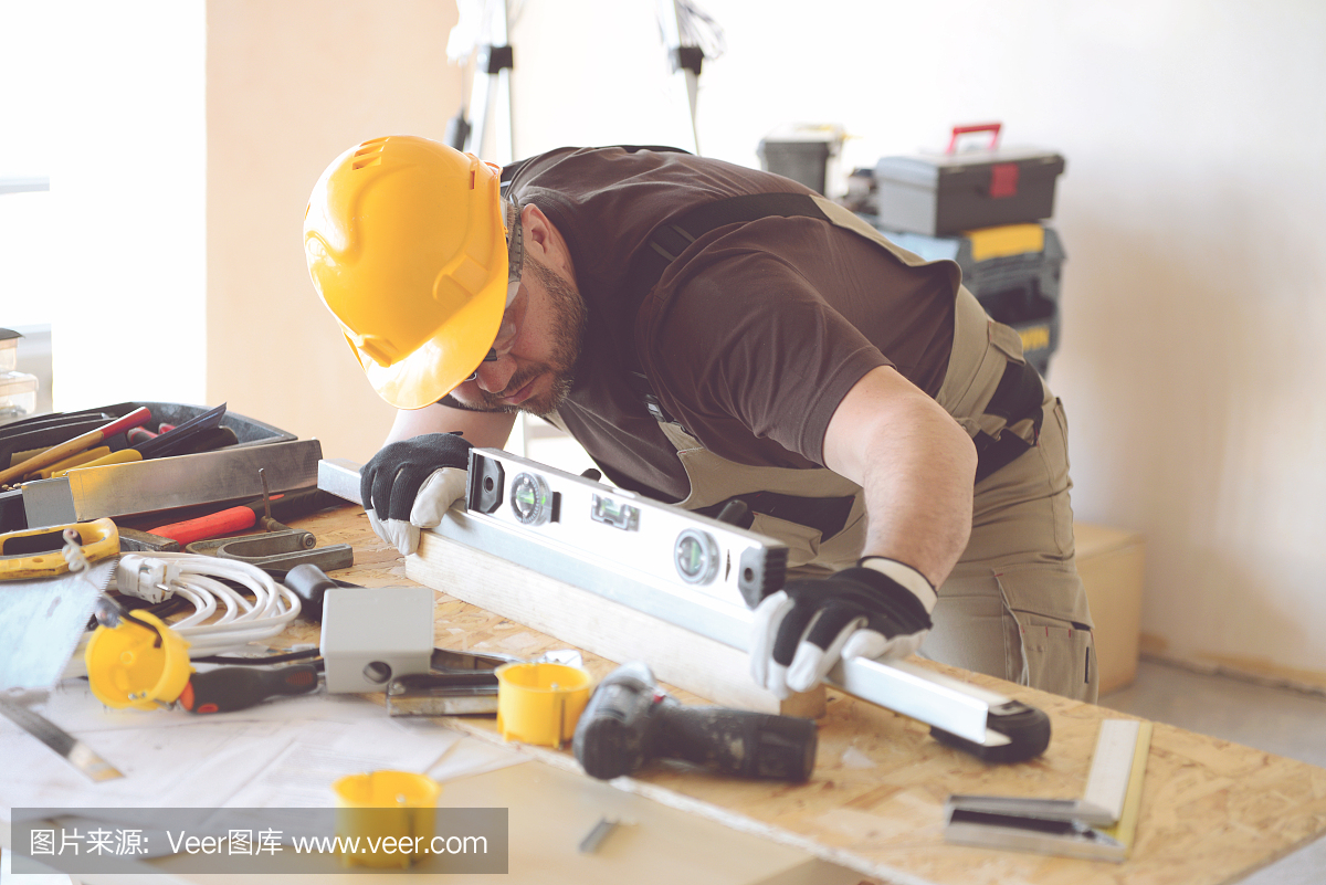 在建筑車間里穿著工作服的木匠