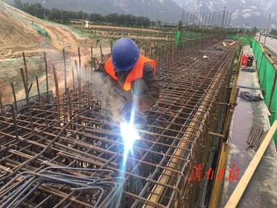 310國道華陰至渭南公路改擴建工程上跨連霍高速橋預計9月底前建成