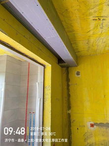 森泰御城上院 木工吊頂工程正常施工中,正在進(jìn)行客餐廳吊頂以及壓線的制作