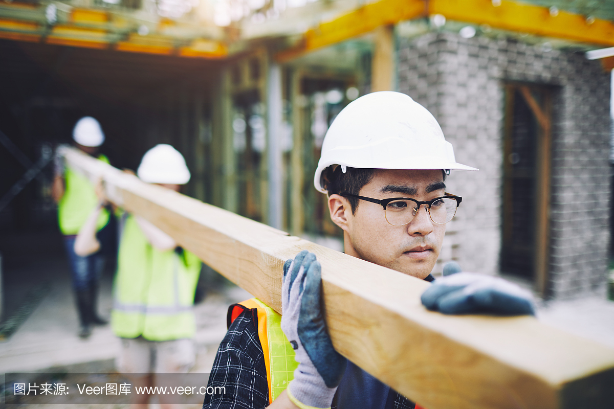 建筑工人在澳大利亞的建筑工地工作和做任務。